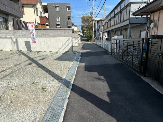 明石市上ノ丸2丁目の前面道路含む現地写真|【前面道路含む現地】
南側の前面道路は綺麗に整備されています。前面道路との高低差が少なく、車や自転車などでもスムーズに出入りできます。