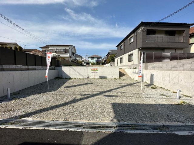 明石市上ノ丸2丁目の外観|【現地土地】
1号地は、土地面積約59.41坪。南道路に面しており、採光を確保した設計、建築を行えます。バルコニーやLDKの位置など幅広いプランをご検討いただけます。
