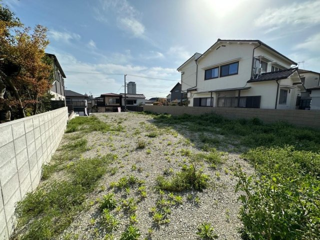 明石市上ノ丸2丁目の外観|【現地土地】
周辺にはすでに建物が建っているため、実際の日当りや隣地との間隔を考慮した設計、建築を行えます。