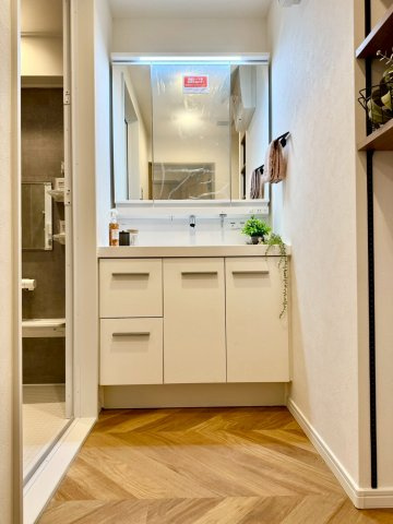 ナイスパークステージ横濱鶴ヶ峰の独立洗面台|大型三面鏡付き洗面化粧台。収納力も高く、朝の身支度を快適にサポートします。