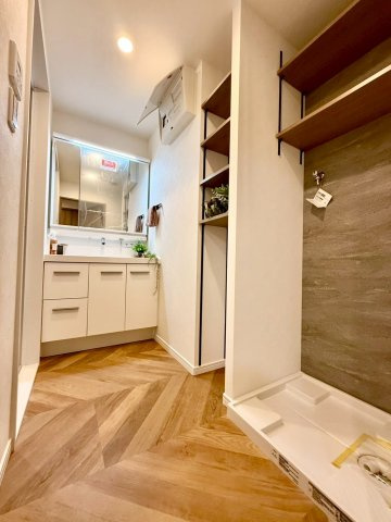 ナイスパークステージ横濱鶴ヶ峰の独立洗面台|洗面室全体に木目調の床が映えるおしゃれなデザイン。収納力も充実しています。