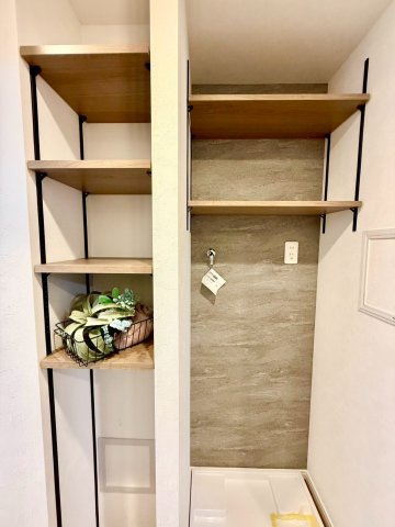 ナイスパークステージ横濱鶴ヶ峰のランドリースペース|洗濯機置き場横に便利な可動棚を設置。タオルや洗剤もすっきり収納できます。