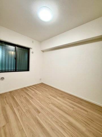 ナイスパークステージ横濱鶴ヶ峰の洋室|明るい洋室はシンプルで使いやすい空間。寝室や書斎など、多様な用途に対応可能です。