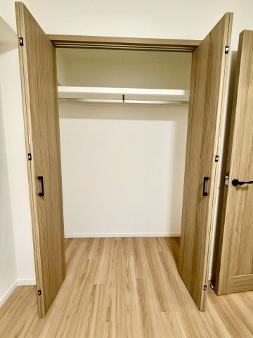 ナイスパークステージ横濱鶴ヶ峰の収納|クローゼットは奥行きたっぷり。衣類から季節用品までしっかり収納でき、居室を広々使えます。