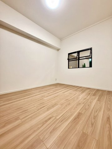 ナイスパークステージ横濱鶴ヶ峰の洋室|明るい洋室は落ち着いた雰囲気で、寝室や子供部屋などライフスタイルに合わせて活用できます。