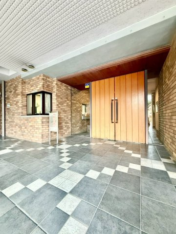 ナイスパークステージ横濱鶴ヶ峰のエントランス|格調高いエントランス。管理人常駐でセキュリティ面も安心できる住まいです。