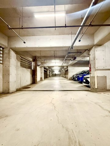 ナイスパークステージ横濱鶴ヶ峰の駐車場|無償（1台）付きの敷地内駐車場は広々スペース。雨の日も濡れにくい設計で快適なカーライフをサポート。