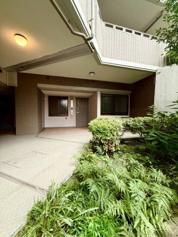 ナイスパークステージ横濱鶴ヶ峰のエントランス|緑に囲まれたアプローチ。自然を身近に感じながら毎日の暮らしに潤いを与えます。