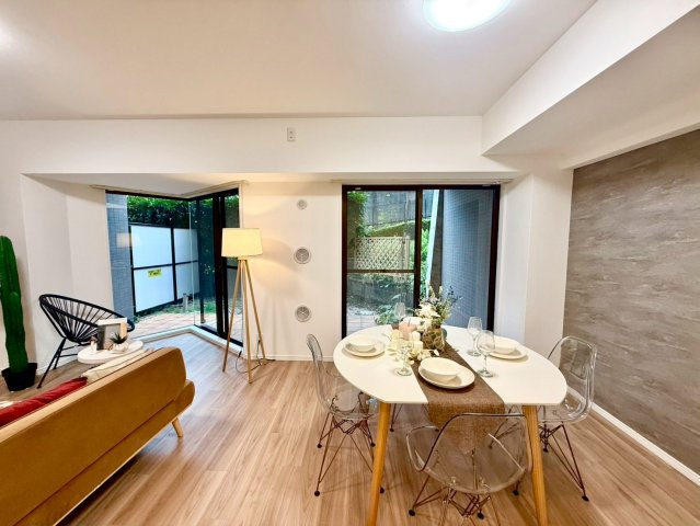 ナイスパークステージ横濱鶴ヶ峰の居間・リビング|大きな窓から光が差し込むリビング。専用庭とつながり開放感ある暮らしを演出。