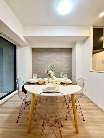 ナイスパークステージ横濱鶴ヶ峰の居間・リビング|ダイニングスペースは落ち着いた雰囲気。家族や友人との食事を楽しめる空間です。