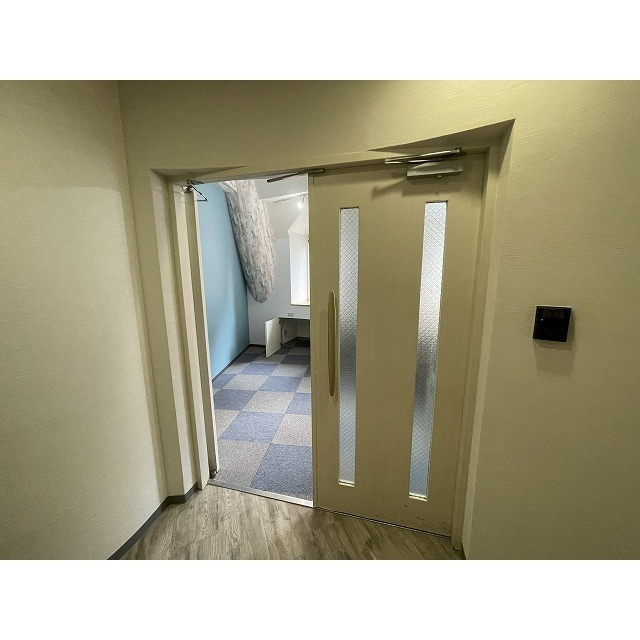 第２アムスビルの玄関