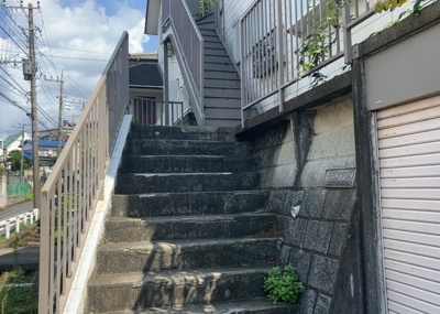 【外観】 | モビリアＴＯＫＩ | 家を建てる場合、方位は要チェックです。現実的に日当たりのよい家ならばリビングは南側、建築基準法でも北側に当たる家への配慮は求められています。土地を見学に行く際は、方位磁針を持って行くようにしましょう。