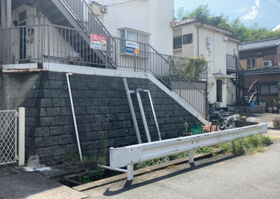 【外観】 | モビリアＴＯＫＩ | 現地に行くなら、物件の周囲の地形がどうなっているかを見ることも大切です。周辺より低くなっている土地では、大雨などで水が集まりやすいため、地盤が弱くなっているということも考えられるため、注意が必要です。