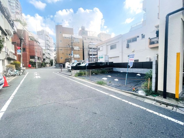 豊島区東池袋２丁目　建築条件無し売地の前面道路含む現地写真