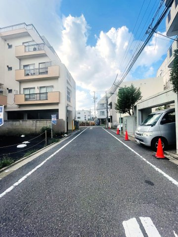 豊島区東池袋２丁目　建築条件無し売地の前面道路含む現地写真