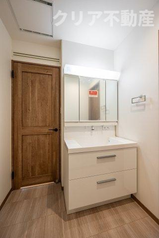 【独立洗面台】 | スマート・ワン シティ 太田市龍舞町2期 | 3面ミラーの後ろは収納スペースを完備。生活感のあるものは隠して、スッキリシンプルな洗面台に！