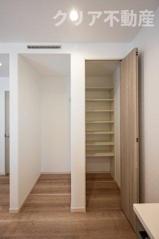 【洋室】 | スマート・ワン シティ 太田市龍舞町2期 | 広々としたクローゼットでお部屋はいつでもスッキリクリアに！