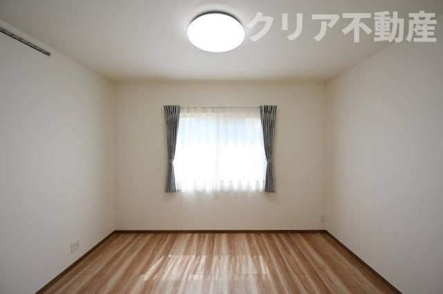 【寝室】 | スマート・ワン シティ 太田市龍舞町2期 | 寛ぎの時間を紡ぎだす主寝室。大型ベッドを置いても余裕です。