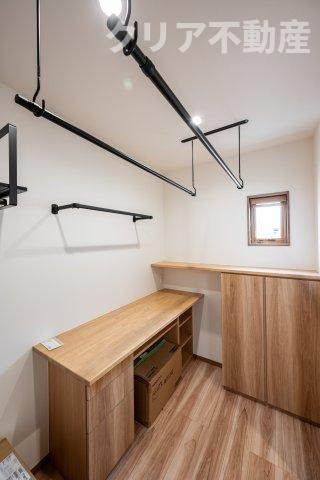 【洋室】 | スマート・ワン シティ 太田市龍舞町2期 | 季節外の洋服や冷暖房器具もしまっておける大容量の納戸付きです！