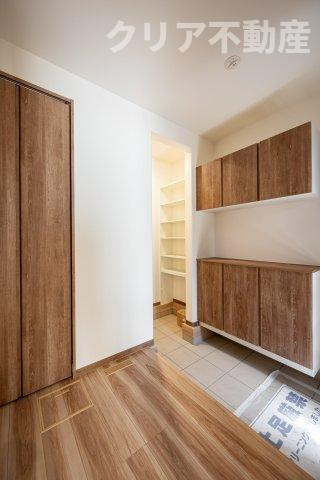 【玄関】 | スマート・ワン シティ 太田市龍舞町2期 | 大型のシューズボックスがあるので、家族全員の靴をしっかり収納！玄関スッキリ！