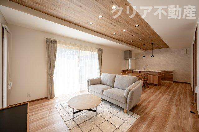 【居間・リビング】 | スマート・ワン シティ 太田市龍舞町2期 | 日当たりがよく広いリビングは家族が自然と集まる居心地の良い空間です♪