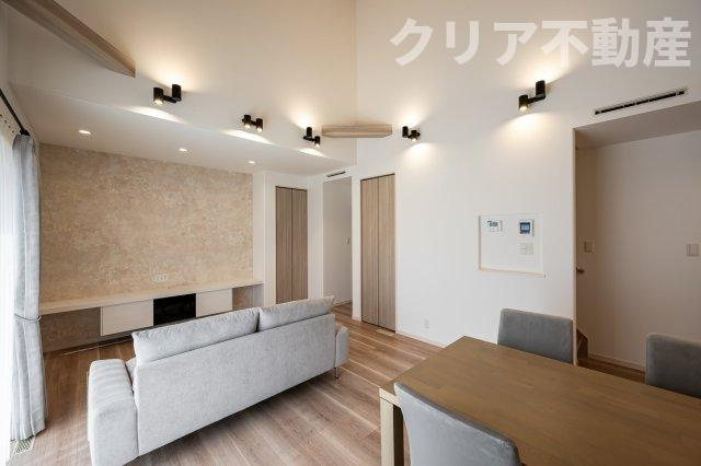 【居間・リビング】 | スマート・ワン シティ 太田市龍舞町2期 | 大型ＴＶも余裕で置けちゃう！ワイドなリビングで家族団らんの時間も増えそうですね♪