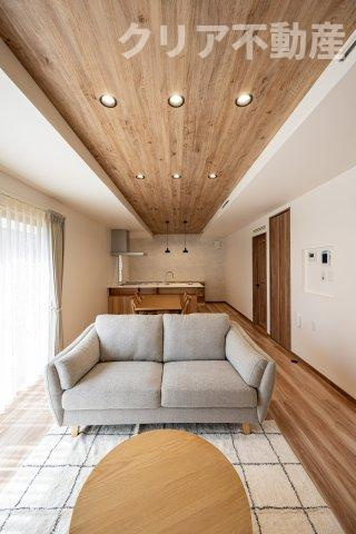 【内装】 | スマート・ワン シティ 太田市龍舞町2期 | 折り上げ天井を採用し、開放感のあるリビングダイニング♪