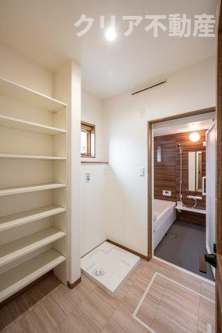 【収納】 | スマート・ワン シティ 太田市龍舞町2期 | 稼働棚付きのランドリースペースは収納力が豊富です！