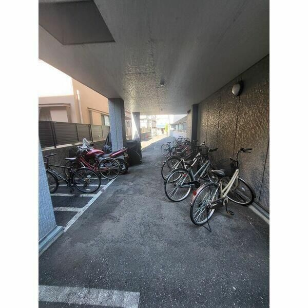 セントアイヴィス向島の駐車場