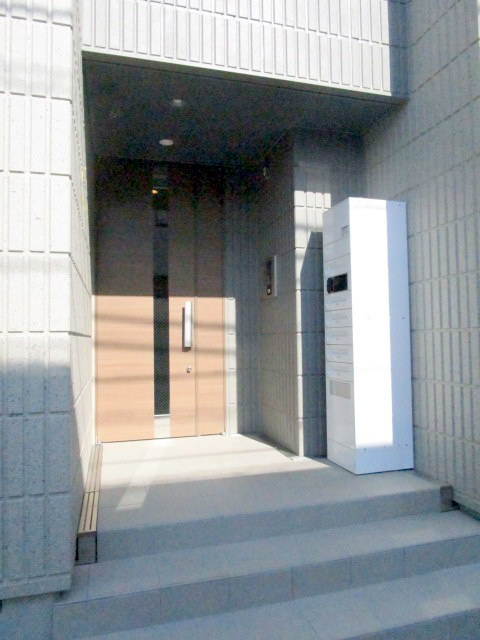 Ｌｕｍｉｎａｒｅ　桜のエントランス|オートロック付きのエントランス