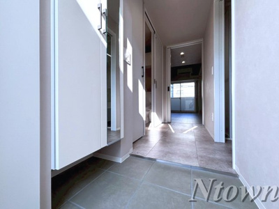 【玄関】 | THE LOUNGE LINEAR GATE | 収納もある玄関です