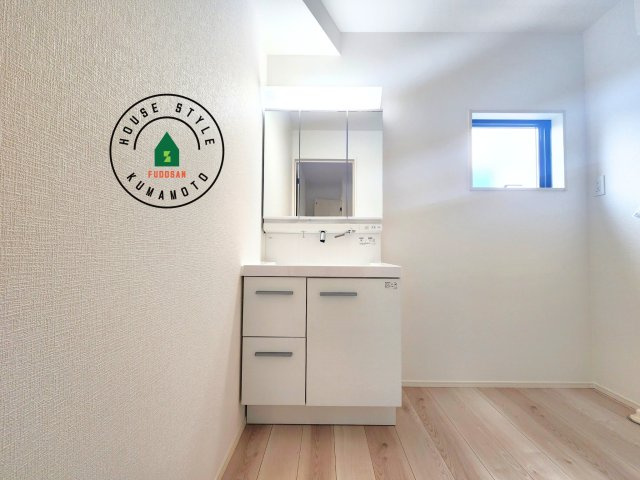 N・熊本市北区大窪5丁目第1-2棟（1号棟）　の内観：施工例|毎日使うものだから清潔な空間を保ちたい水回り。洗面にはそんな願いを解消させてくれる収納アイデアが満載です。三面鏡の裏側にはキャビネットが現れ小物から背の高い物まで収納できます。