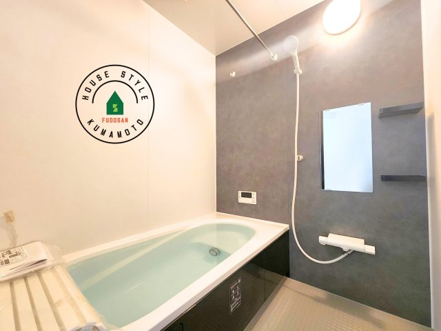 N・熊本市北区大窪5丁目第1-2棟（1号棟）　の内観：施工例|ウ窓もあるので換気も安心ですね。同社仕様。1日の疲れを癒してくれる広々バスルーム。雨の日のお洗濯にも大活躍な浴室乾燥機付です！