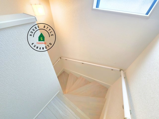 N・熊本市北区大窪5丁目第1-2棟（1号棟）　の内観：施工例|階段からも明るい光が入ります。採光や通風も階段の重要な役割です。