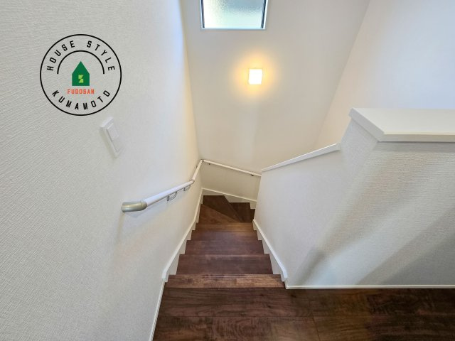 熊本市北区大窪5丁目第1-2棟（1号棟）　の内装|階段からも明るい光が入ります。採光や通風も階段の重要な役割です。