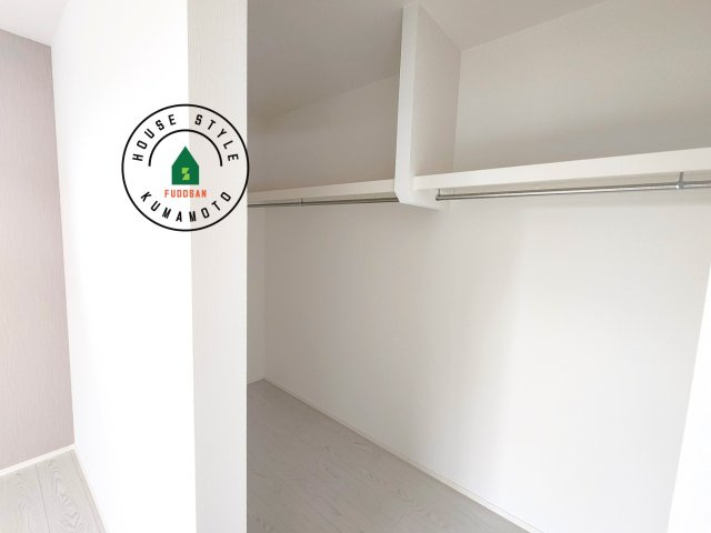 N・熊本市北区大窪5丁目第1-2棟（1号棟）　の内観：施工例|洋服や大きな荷物が多い方や人数の多いご家族などは、一般的なクローゼットよりもウォークインクローゼットのほうが使い勝手が良いです。