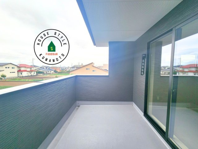 N・熊本市北区大窪5丁目第1-2棟（1号棟）　の外観：施工例|風をしっかりと感じられるバルコニーでは、毎日が洗濯日和です。広々としているので洗濯も楽しくなるでしょうし、気分転換にバルコニーからの眺めを楽しむのもいいでしょう。