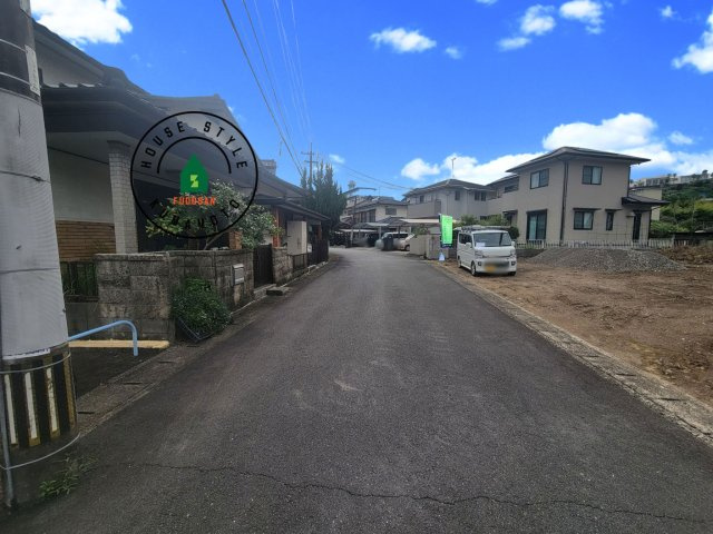 N・熊本市北区大窪5丁目第1-2棟（1号棟）　の前面道路含む現地写真|前面道路は閑静な住宅地をはしる車通りの少ない道路。お車の出し入れが苦手なママや小さなお子様にも安心ですね。しっかり舗装もされているので、ベビーカーや自転車で通っても快適に通行できます。