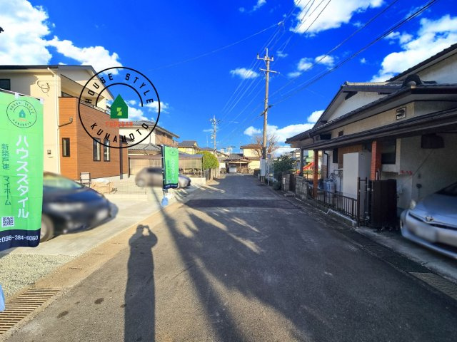 熊本市北区大窪5丁目第1-2棟（1号棟）　の前面道路含む現地写真|前面道路は閑静な住宅地をはしる車通りの少ない道路。お車の出し入れが苦手なママや小さなお子様にも安心ですね。しっかり舗装もされているので、ベビーカーや自転車で通っても快適に通行できます。