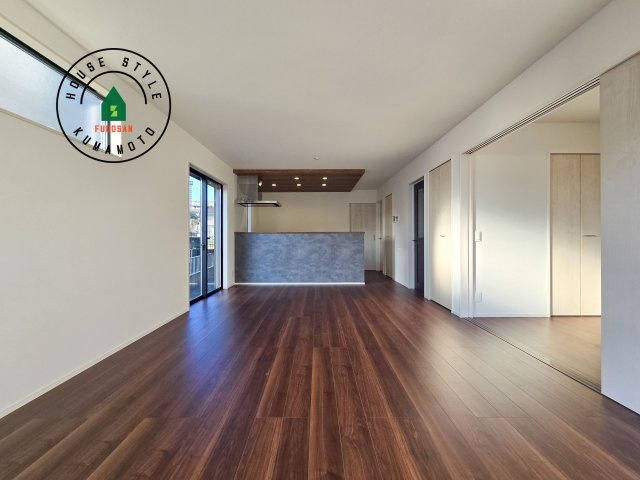 熊本市北区大窪5丁目第1-2棟（1号棟）　の居間・リビング|ご家族を近くに感じられる対面キッチンのLDK。会話もはずみそうですね。