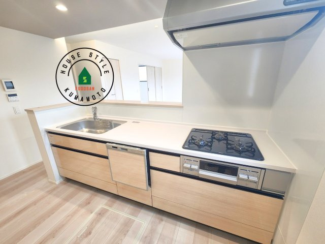 N・熊本市北区大窪5丁目第1-2棟（1号棟）　の内観：施工例|ご家族を近くに感じられる対面キッチンのLDK。会話もはずみそうですね。