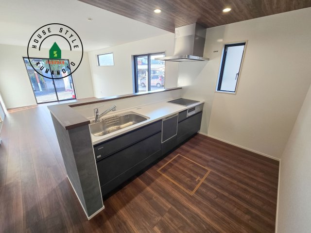 熊本市北区大窪5丁目第1-2棟（1号棟）　のキッチン|ダイニングテーブルへの配膳がラクラク、お料理はかどるカウンター付きシステムキッチン！