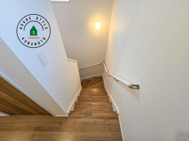 熊本市北区大窪5丁目第1-2棟（2号棟）　の内観：施工例|階段からも明るい光が入ります。採光や通風も階段の重要な役割です。