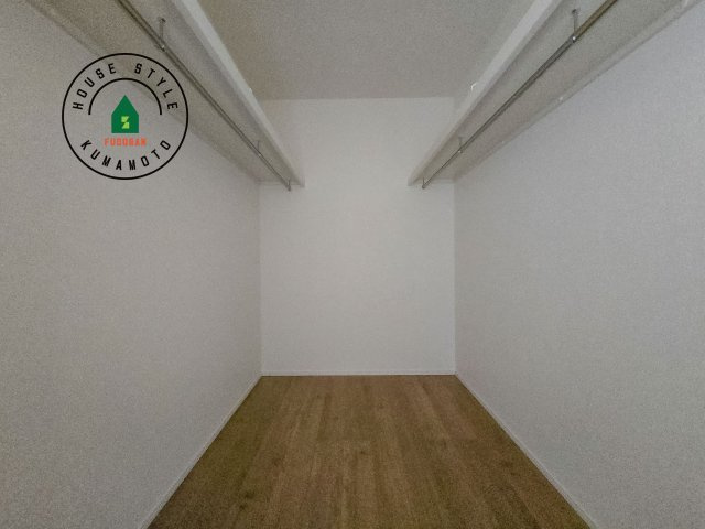 熊本市北区大窪5丁目第1-2棟（2号棟）　の内観：施工例|洋服や大きな荷物が多い方や人数の多いご家族などは、一般的なクローゼットよりもウォークインクローゼットのほうが使い勝手が良いです。