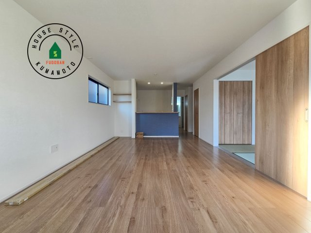 熊本市北区大窪5丁目第1-2棟（2号棟）　の内観：施工例|ご家族を近くに感じられる対面キッチンのLDK。会話もはずみそうですね。