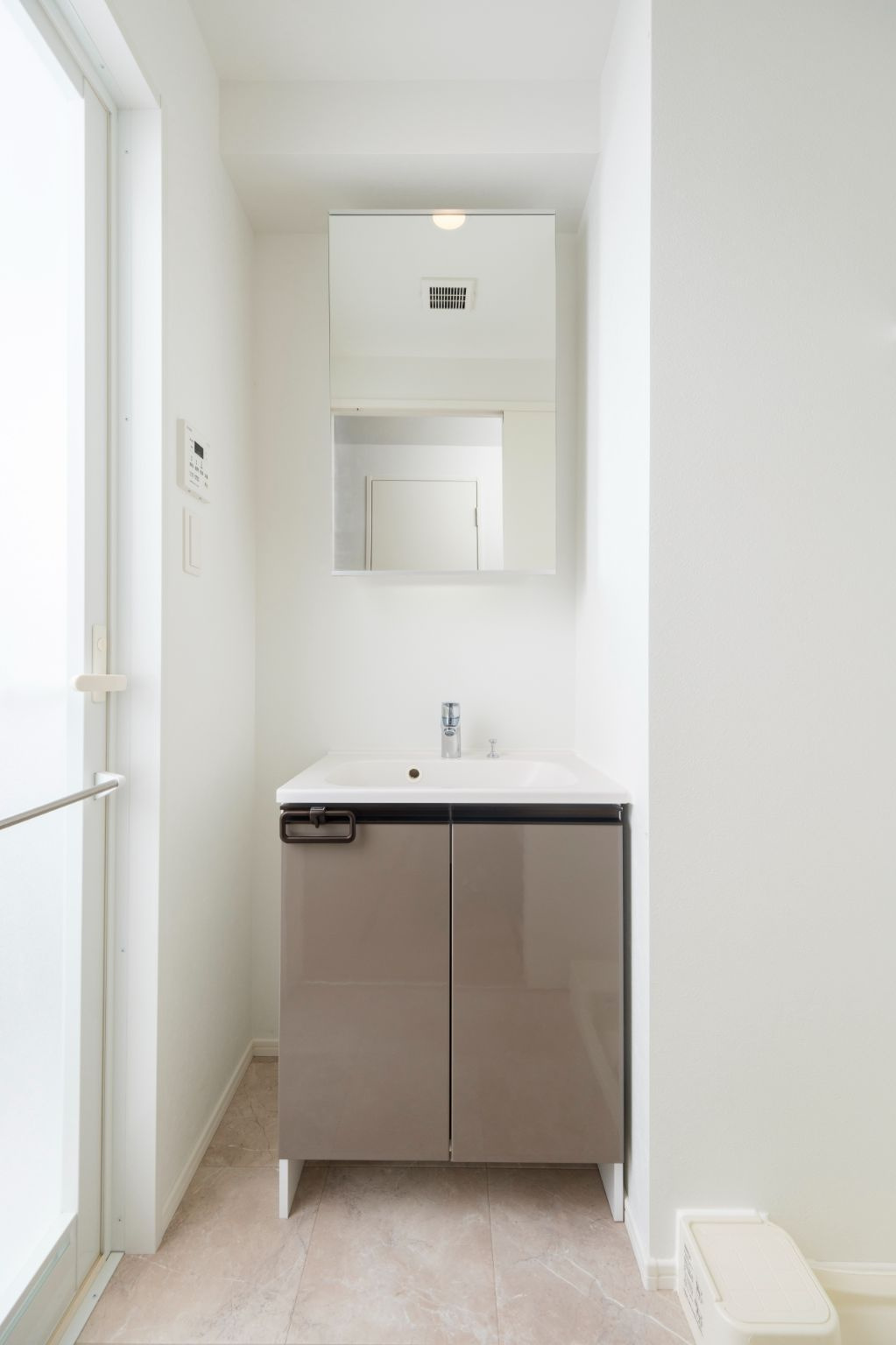 新品家具付きマンション博多駅南13B(KaGood福岡)の独立洗面台