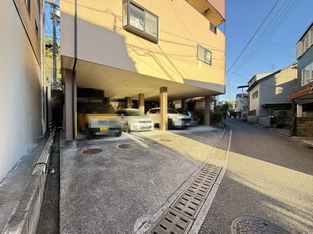 ノワール愛宕山の駐車場