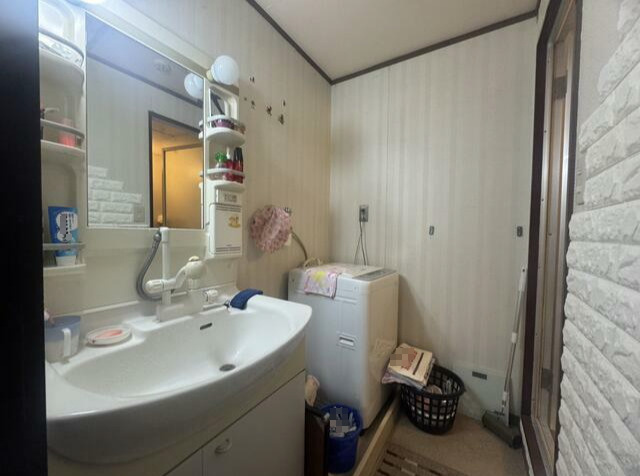 ルシーヌ南熱海第2の洗面所|奥洗濯置き場