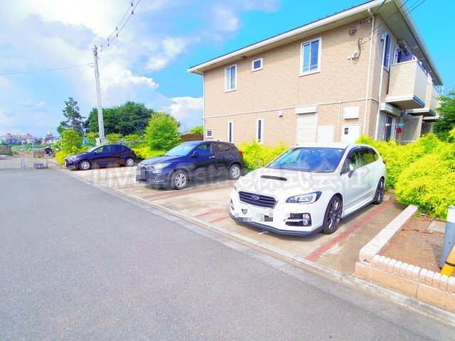 小平市鈴木町１丁目のアパートの駐車場