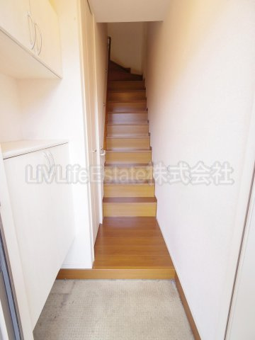 小平市鈴木町１丁目のアパートの玄関